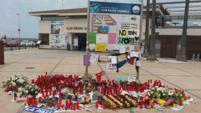 Exterior del Club Nàutic de Cambrils, recordando a las víctimas. FOTO: ARXIU MUNICIPAL DE CAMBRILS
