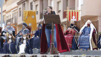 La plaça de Sant Francesc va acollir ahir a la tarda el pregó inaugural de la Setmana Medieval, a càrrec de Candela Figueras. FOTO: PERE FERRÉ