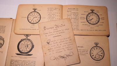 Llibres antics de rellotgeria pertanyents a la biblioteca privada del col·leccionista reusenc Rubèn Pàmies. Foto: J.C.