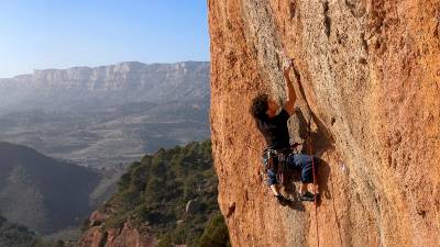 Fotografía de archivo de un escalador en el Parc Natural de Montsant. FOTO: Joan Capdevila Vallvé/Consell Comarcal del Priorat