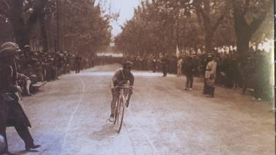 Josep M. Sans ‘Xatet’ arriba a la meta del passeig Mata de la cursa Barcelona-Reus i guanya el Campionat de Catalunya de 1929. FOTO: C.A.M.V.C.