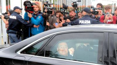 Berlusconi abandonaba el hospital el pasado 10 de mayo después de estar ingresado 45 días. Foto: EFE/EPA/MATTEO BAZZI