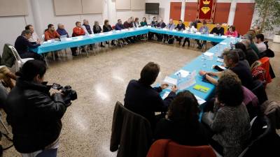 Reunión de ayer miércoles en L’Hospitalet de l’Infant con los alcaldes del Baix Camp, Priorat, la patronal empresarial y la Cambra. foto: p.ferré