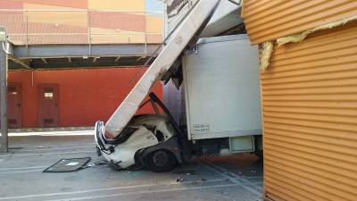 La losa de hormigón destrozó la cabina del camión a la salida del aparcamiento. Foto: DT