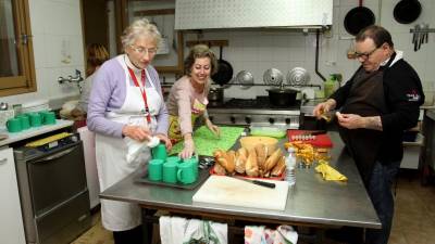 Más de 50 voluntarios se encargan de preparar los desayunos cada día. También trabajarán mañana. Foto: Lluís Milián