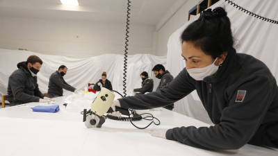 Otra de las empleadas, cortando las telas. FOTO: Pere Ferr&eacute;