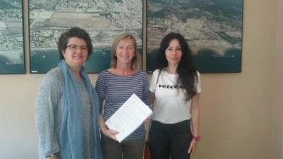 Dos de las impulsoras de la campaña entregan las firmas a la alcaldesa de Cunit.