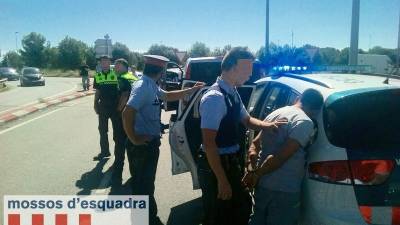Agents dels Mossos d'Esquadra en el moment de la detenció dels presumptes lladres