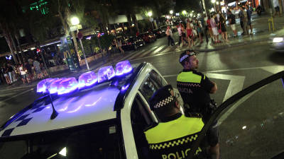 Imagen de archivo de agentes de la Policia Local de Salou realizando vigilancia en la calle Carles Buïgas. FOTO: PERE FERRÉ