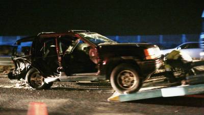 La grÃºa retirando uno de los coches implicados en el accidente de la A-7. FOTO: PERE FERRÃ©