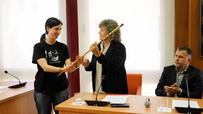 Alba Muntadas, coalcaldesa, entrega la vara a Castellarnau. foto: P.f.