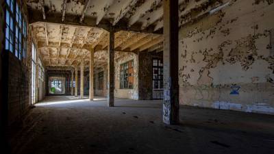 Aspecto de hace meses del interior de la Tabacalera, en un evidente estado de abandono desde hace años. Foto: Àngel Ullate/DT