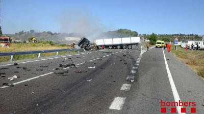 Foto de l'estat enn el quals han quedat el camió i la carretera. Image: @bomberscat