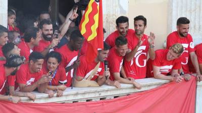 Varios jugadores, el domingo en el balcón del Ajuntament. Molina aparece a la derecha, mientras Manolo habla en el centro. Foto: Lluís Milián