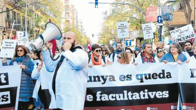 Médicos y docentes catalanes se unen en las calles para reclamar mejoras laborales