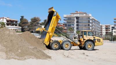 La arena que debe trasladarse a Tarragona se amontona en la misma playa. FOTO: Pere Ferré