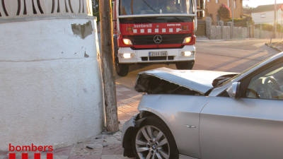 El coche ha impactado contra este muro y poste telef&oacute;nico. FOTO: Bombers
