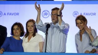 Mariano Rajoy, con Soraya (izq.), su esposa Elvira y María Dolores de Cospedal. Foto: Javier Lizón/EFE