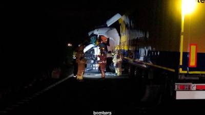 Dos camiones han chocado esta madrugada en Cambrils. Foto: Bombers