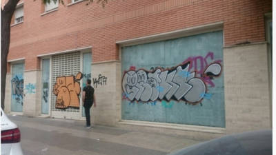 Esta es una peque&ntilde;a muestra de algunas de las pintadas y grafitis que se pueden encontrar en paredes y comercios de la ciudad y que da&ntilde;an la imagen de Tarragona. Foto: Cedidas/ Manuel Sosa M/JM Marsal