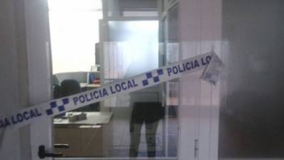 La Policía Local precintó la zona de las oficinas que fueron atacadas en la acción vandálica. Foto: AJUNTAMENT TORREDEMBARA