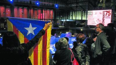 Assistents a l´homenatge al president màrtir, ahir al Born, a Barcelona, despleguen una estelada. Foto: ACN