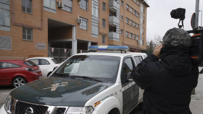 Portal de la vivienda en Rivas-Vaciamadrid en la que una mujer fue apuñalada. FOTO: EFE