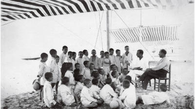 Un grupo de escolares en las colonias.