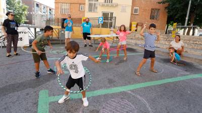 Concurso de hula-hop en la calle Goya ayer por la mañana. Foto: Pere Ferré