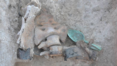 Una cuchara sujeta a un cintur&oacute;n de soldado, en otra de las fosas. Foto: Iltirta Arqueologia