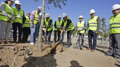 Los representantes de Tarragona 2018 y del Comité Internacional de los Juegos plantaron ayer árboles en el Anillo Mediterráneo. FOTO: LLUÍS MILIÁN