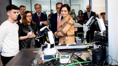 La presidenta de la Comunidad de Madrid, Isabel Díaz Ayuso durante su visita este martes a las instalaciones del Instituto de Formación Profesional Luis Vives de Leganés. Foto: EFE