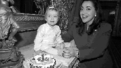 Cuando Míriam Pradell Pérez cumplió su primer aniversario, la teniente de alcalde de Patrimoni, Maria Mercè Martorell, le entregó un pastel que le había presentado la abuela de la niña. FOTO: DT