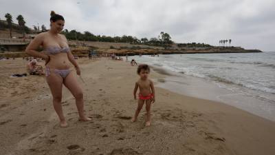 <strong>Maria, 28 a&ntilde;os:</strong> «A ra&iacute;z de tener la ni&ntilde;a te miras un poco m&aacute;s, pero s&iacute; que da cosilla. Hay un prototipo de que hay que ser delgadita, con caderas... Y luego cada mujer es un mundo. Cada una tiene que gustarse como es»