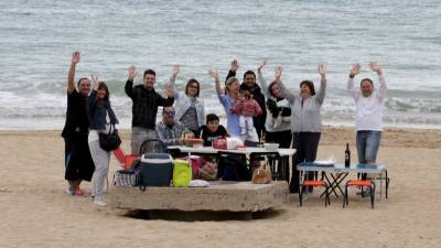 Esta familia viene desde Lleida expresamente para comer la mona en la playa de l´Arrabassada. Foto: Lluís Milián