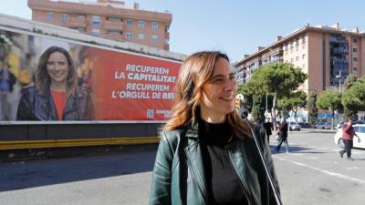 La candidata del PSC en Reus, Sandra Guaita, este lunes junto al cartel de 8 metros de ancho y 3 de alto de la estación de buses. Foto: Pere Ferré