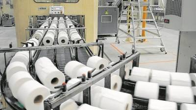 Línea de producción de rollos de papel higiénico.