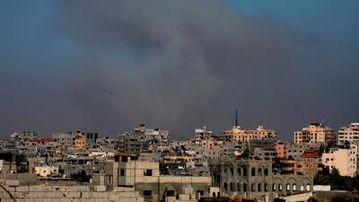 Humo sobre la zona humanitaria de Mawasi, atacada por Israel este sábado. Foto: EFE