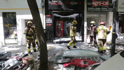 L'explosió ha tingut lloc en un comerç del carrer Rovira i Virgili. Foto: Lluís Milián