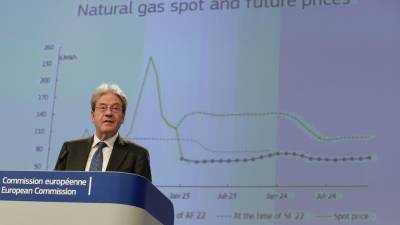 El comisario de Economía de la Comisión Europea, ayer ofreciendo los datos sobre las previsiones económicas para la eurozona. FOTO: EFE