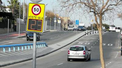 La PolicÃ­a Local de Cambrils ya controla la velocidad en el Vial del Cavet y pronto tambiÃ©n tendrÃ­a lectura de las matrÃ­culas de los coches. FOTO: PERE FERRÃ‰