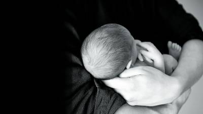 Coger al bebé en brazos le genera seguridad y confianza. foto: K.C.