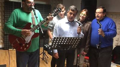 Imatge del dia de gravació de l'himne d\'Ara Reus amb el cantant Ariel Santamaria. Foto: Video Youtube