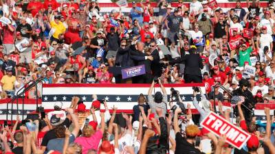 Imagen del mitin de este sábado donde Donald Trump acabó herido por un disparo. Foto: EFE