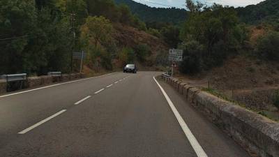 El accidente se ha producido en la carretera C-242, que pasa por el Coll d’Albarca. Foto: Àngel Juanpere