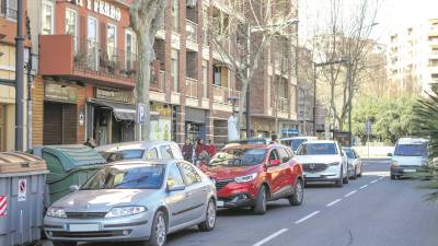 Imagen de la avenida de La Salle con coches estacionados en doble fila. FOTO: ALBA MARINÉ