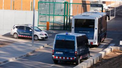 Patrullas de Mossos en el centro penitenciario de Mas d’Enric.