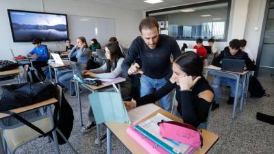 El professor Oriol Mestre amb una alumna que està fent servir el ChatGPT. Foto: Pere Ferré