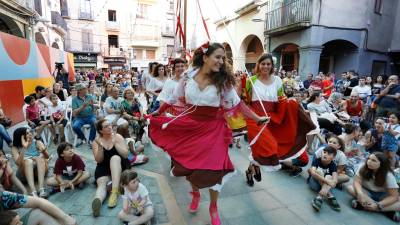 El Ball de Gitanes entrant a una plaça de l’Oli plena. Foto: Pere Ferré