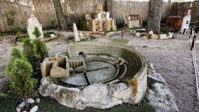 El anfiteatro romano en primer plano, junto con otras réplicas. Foto: Lluís Milián